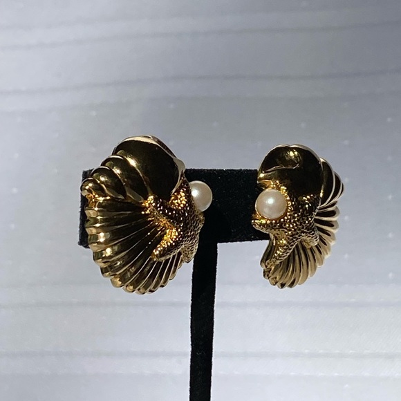 Vintage Avon Faux Pearl Shell Star Theme Gold Tone Earrings - Picture 13 of 15